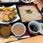 Kashu nan - 【2023年01月】そばと野菜サラダの和みセット（2種のつけつゆ付き）＠990円(込)、提供時。