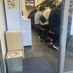 ヌードル＆スパイスカレー 今日の1番 - 中のカウンター8席