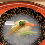 Akasaka Kikunoi - 昼懐石１５７３０円。蛤真丈の椀。一番出汁に蛤の蒸し汁を加えた吸い地は、薄味ながらも深い旨味があって、とーっても良かったです（╹◡╹）（╹◡╹）