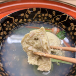 Akasaka Kikunoi - 昼懐石１５７３０円。蛤真丈の椀。ふんわりとした口触りですが、刻んだ蛤とつぶ貝の食感もあり、貝を満喫できるお椀です（╹◡╹）（╹◡╹）