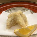 赤坂 菊乃井 - 昼懐石１５７３０円。河豚あられ粉揚げ。二切れのうちの片方が、可食部が少なすぎて。。。手づかみというか訳にもいかず、困りました。。