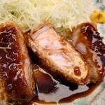 とんかつひなた - ソースを纏った美しい断面。