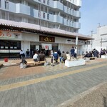 中華蕎麦 生る - 店を出ると、なんじゃこれゃあ(○_○)！！