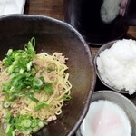 楽 - 汁なし担々麺+ごはん小+温泉卵