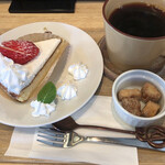 ひなたカフェ - チーズケーキ550円。コーヒー500円