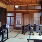 Kafekankyo - ２階の食事スペースは畳にテーブルです。