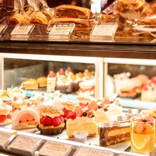 季節ごとに新作が登場！ペストリー＆ベーカリーショップを併設