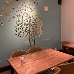 カフェ・ベルツリー - インテリアがオシャレ。ところどころにネコがいます。