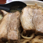 ラーメン二郎 - 分厚く脂トロッと赤身の旨味を楽しめます。