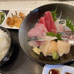 マルカツ - お刺身定食¥1,000 赤身、かんぱち、帆立、平貝、釣あじ、〆さば