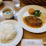 タテヤ - 日替り(ハンバーグステーキ スパニッシュソースとコロッケ)