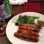 ONZE - 笹塚ビールのために作られた新メニュー

腸詰め餃子‼
ビールに合う2大ツマミの夢の共演^ ^