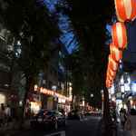 Kagurazaka Wain Shokudou Bisutoro Antoreido - 神楽坂はもうすぐお祭りシーズンに入るとあって大通りには提灯の光が煌めいており