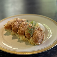洋食 つばき - 酸味も立たせたタルタルは、ふくよかな牡蠣にピッタリ！これも幸せになる一品。