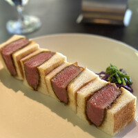 洋食 つばき - 私の中では、牛ヒレカツサンド界の女王様。
                    ひたすら柔らかくキメ細かく、気品があって、このピンク色もなんとも妖艶♪
                    なんという完成度か。