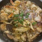 蝦子和長槍烏賊和蘑菇的大蒜橄欖油風味鍋