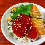 灼味噌らーめん 八堂八 - 日替飯(数量限定) 400円、この日の日替飯は紅鮭ハラス焼とすじ子のおやこになります