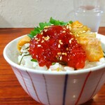 灼味噌らーめん 八堂八 - 日替飯(数量限定) 400円、この日の日替飯は紅鮭ハラス焼とすじ子のおやこになります