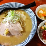 Yaki Miso Ramen Yadoya - 味玉味噌 1000円、日替飯(数量限定) 400円、水キムチ 200円、この日の日替飯は紅鮭ハラス焼とすじ子のおやこになります