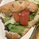 コーヒーとおやつの店 アンドモア - パンにサラダをサンドして食べてみたら、想像以上に美味しくてびっくり(@_@)