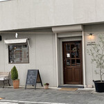 コーヒーとおやつの店 アンドモア - 以前はブティックだったところをリノベしました…