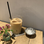 コーヒーとおやつの店 アンドモア - 20分歩いてたせいかけっこう暑かったので「アイスカフェラテ」でお願いしました…