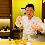 日本橋 蕎ノ字 - ◎穴子の天ぷらを真っ二つに割って行く！