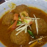 大阪ハラールレストラン - ナルギスコフタ（ゆで玉子入りコフタカレー）日本人向けメニューに記載なし。