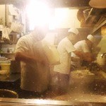 西安刀削麺酒楼 - ガラス張りの厨房