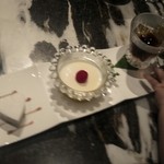 全聚徳 - コースのデザートと、奇襲を仕掛けた次男のおてて、それを慌てて追うパパのおてて…