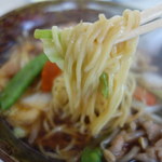 中華料理　松楽 - 麺はやや細めで、柔らか目かな。