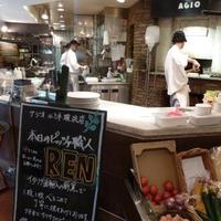 マーケットレストラン AGIO ルミネ横浜店 - 入口すぐの場所でピザ作ってます。