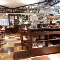マーケットレストラン AGIO ルミネ横浜店 - 店内は明るくて広々。土日は予約した方がベター