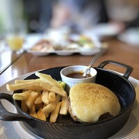 グランカフェ - ◆鉄板ハンバーグステーキ　ホワイヨ焼き　デミグラスソース・・私が頂きました。