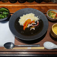 TexturA - 平日限定
                カジュアルランチ麺飯
                イカの墨煮とバターライス
                全品よだれ鶏、スープ、サラダ付き
                1650円