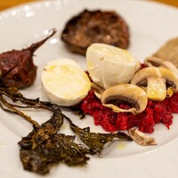 La Stalla - 2023.3 会津産馬肉のピエモンテ風カルネクルーダバットゥータ 地物マッシュルーム生スライス 自家製モッツァレラチーズ 紅芯大根とビーツのオーブン焼き バーニャカウダソース