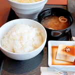 Sousaku Tonkatsu Kehare - ご飯、味噌汁、冷奴
