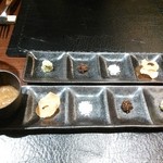 棟國 - ステーキソース、ニンニクチップ、岩塩、スパイシーでちょっぴり甘いソース、わさび。やっぱり塩ですね♪