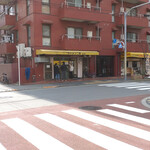 ラーメン二郎 - 帰り10:40外待ち3名