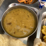 南インド家庭料理 カルナータカー - ひよこ豆のカレー。いわゆるダル。今まで食べた中で、限りなく本場に近い味でした(๑˃̵ᴗ˂̵)