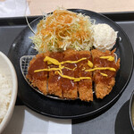 Matsunoya Gifu Akanabe Ten - カツは特製ソースにからし付けて、キャベツはニンジンドレッシングかけて食べるのが好き。