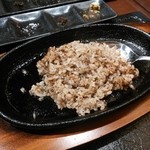 棟國 - お肉の脂をたっぷり吸った焼きめし( ´艸｀)