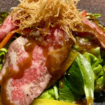 松阪牛鉄板焼肉 かつら - ローストビーフのサラダ