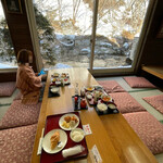 湯宿 だいいち - 開放的な窓の横で朝食です