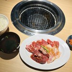 Yakiniku Rokkou - 自分で焼きますよ。