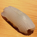 こま田 - 千葉の剣先イカ。丁寧な包丁目が縦横に走ります。塩とレモンでいただきました