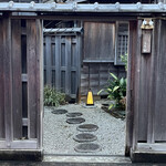 こま田 - とびらが開き、アプローチへ