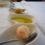 ザ キッチン サルヴァトーレ クオモ - 2013.6.29　ベーコンを練りこんだバターとオリーブオイルとオリーブの塩漬けを刻んだもの