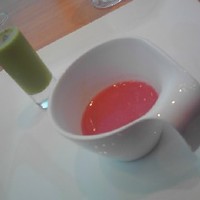 銀座 シェ・トモ - グリーピースの冷たいスープとビーツの温かいスープ