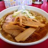 Ippinkou - ラーメン　880円
                スープは、表面に鶏油と豚背脂のようなものが見えます。
                口のすると、熱あっつ！動物系の香りは殆ど感じず、
                角のない香ばしい醤油の味わい～後味に甘みがやってきます。